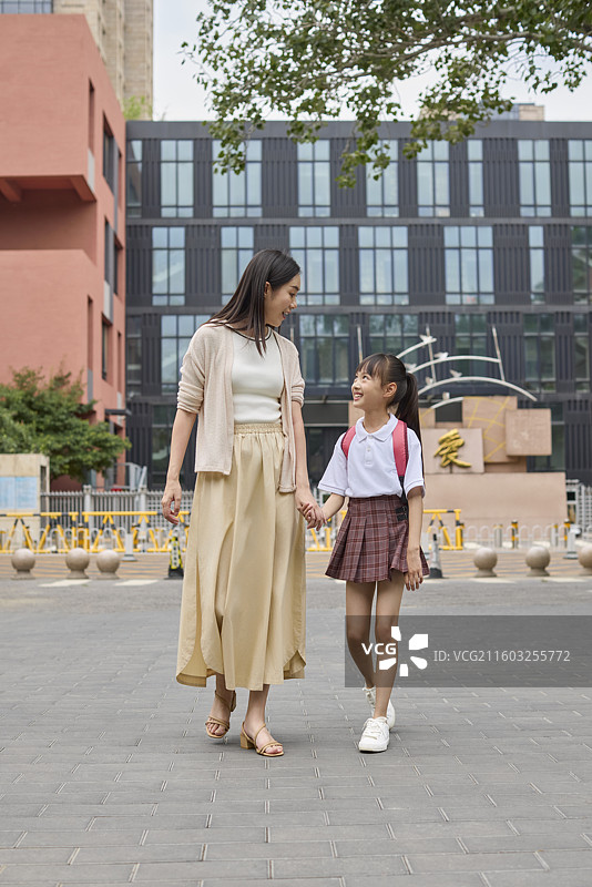 妈妈接女儿放学图片素材