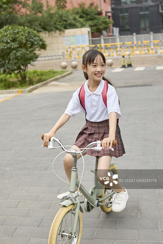 小女孩放学骑自行车图片素材