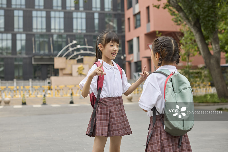 两个小女孩放学一起玩耍图片素材