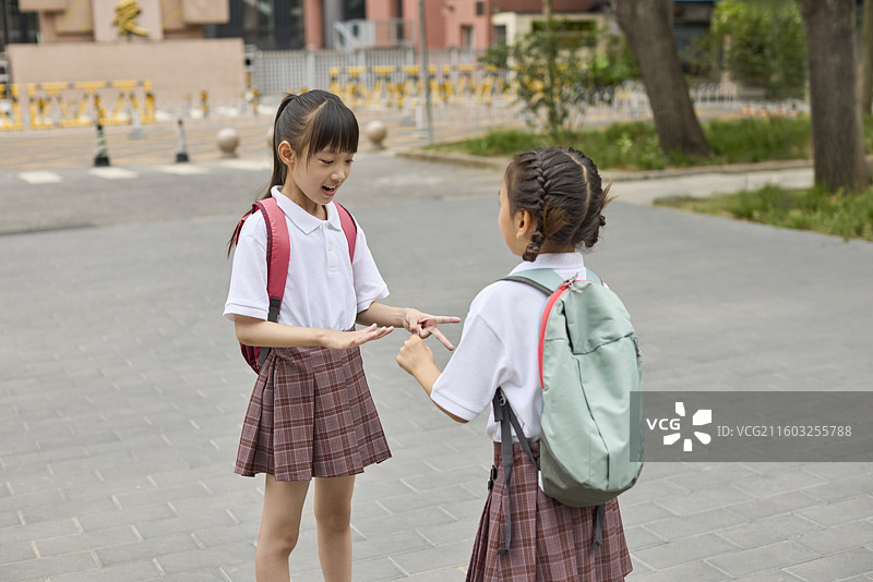 两个小女孩放学一起玩耍图片素材