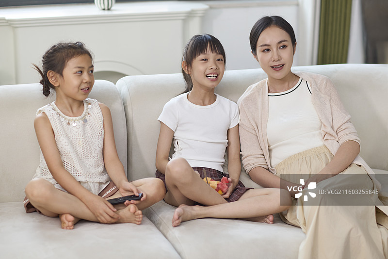 妈妈和女儿一起看电视图片素材