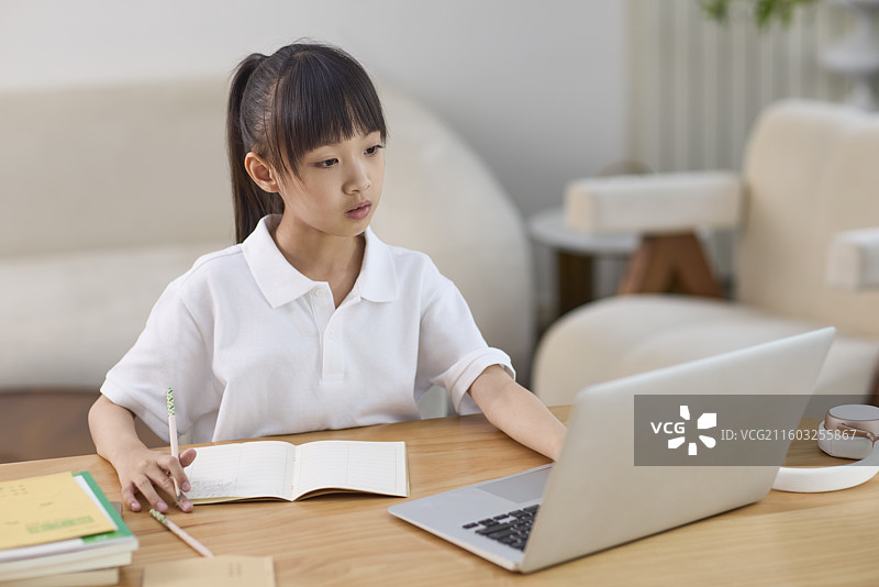 女孩做家庭作业图片素材