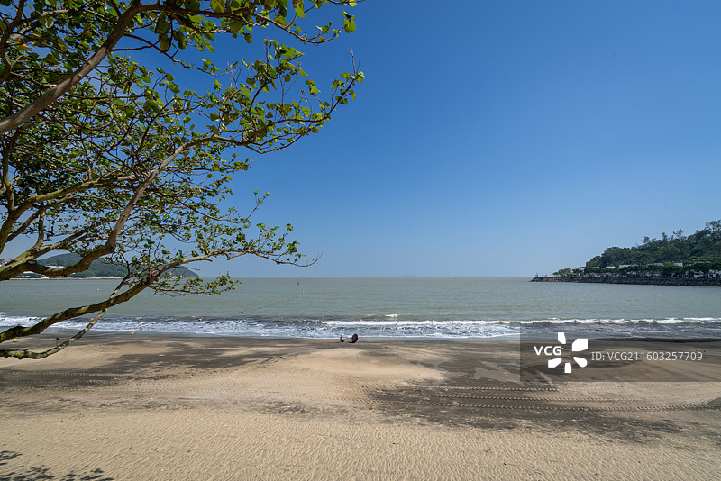 中国澳门路环岛，黑沙海滩，因独特的黑色沙粒而得名图片素材