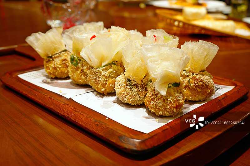 餐桌木盘里的面食牛肉烧麦物写图片素材