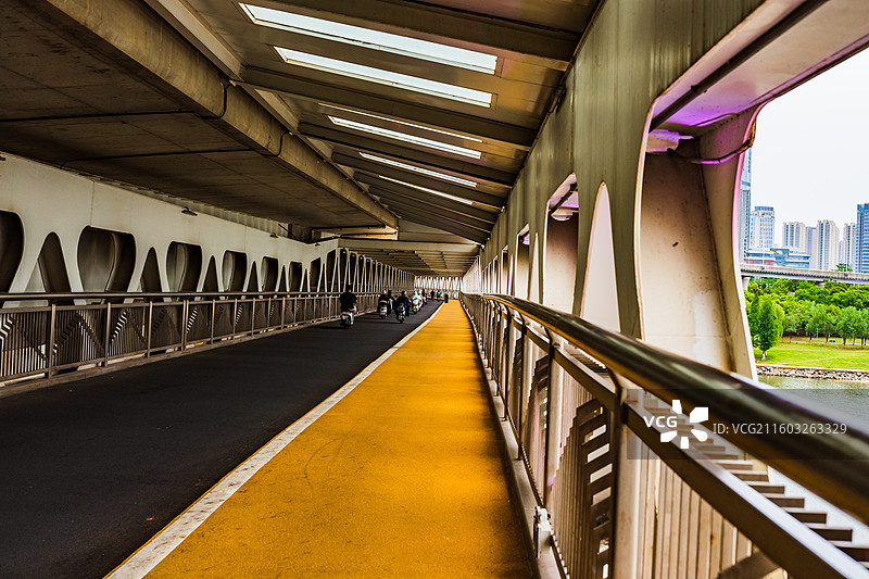 南昌朝阳大桥电动车流，霓虹光轨织就流动诗篇图片素材