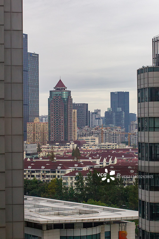上海市浦东新区阴雨天城市建筑图片图片素材