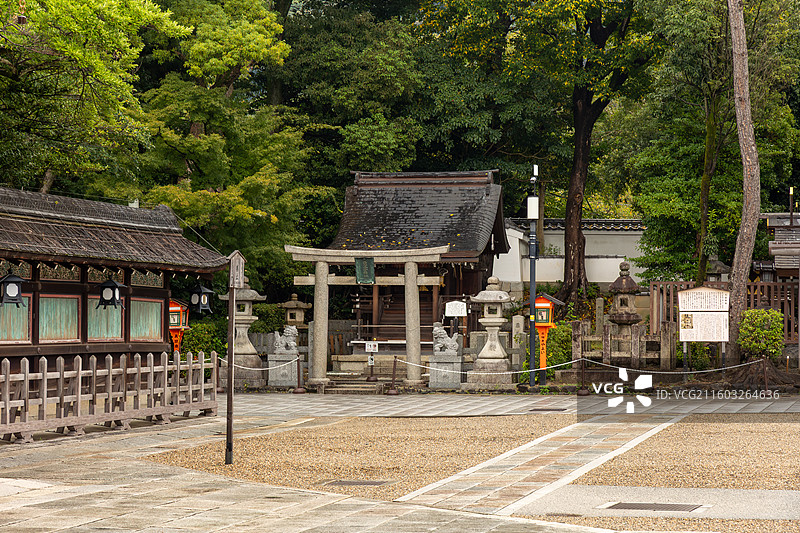 八坂神社的清晨：宁静的碎石广场、石灯笼与古朴鸟居图片素材