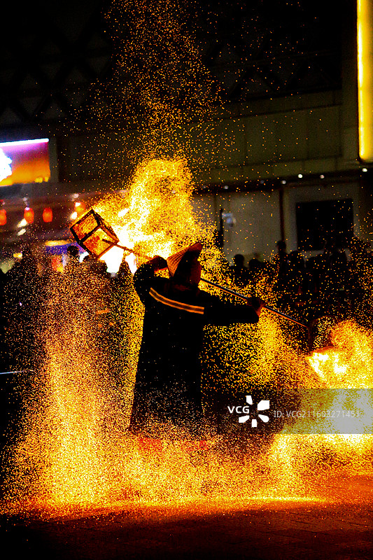 东莞万江奥特莱斯非遗火壶表演图片素材