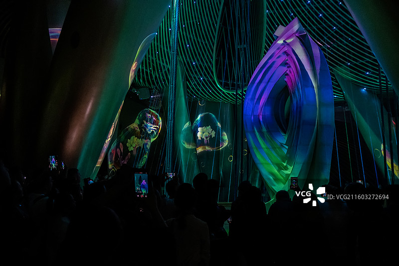 上海市浦东新区上海中心大厦126层的阻尼器装置图片素材