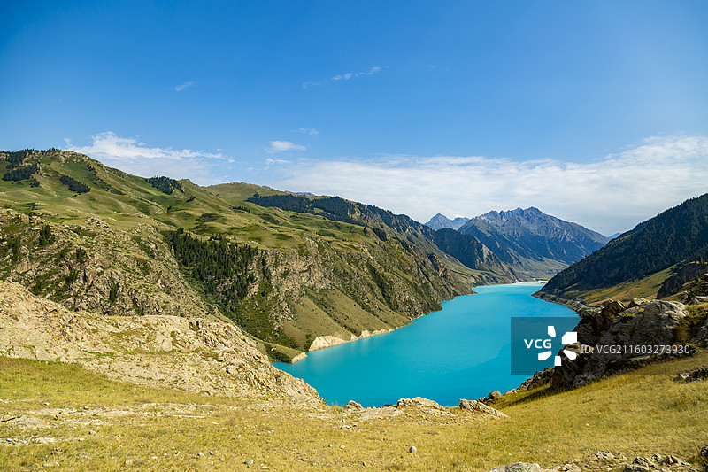 新疆伊犁昭苏玉湖夏天高山峡谷湖泊风光航拍图片素材