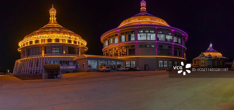 呼伦贝尔黑山头列夫湿地庄园景区绚丽灯光建筑图片素材