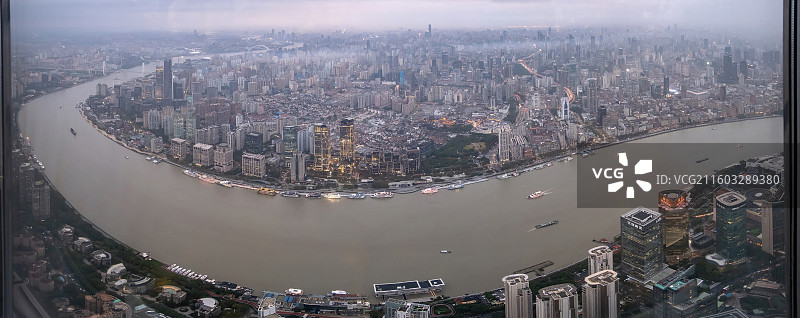 上海中心大厦阴雨天拍摄窗外周围城市风光图片素材