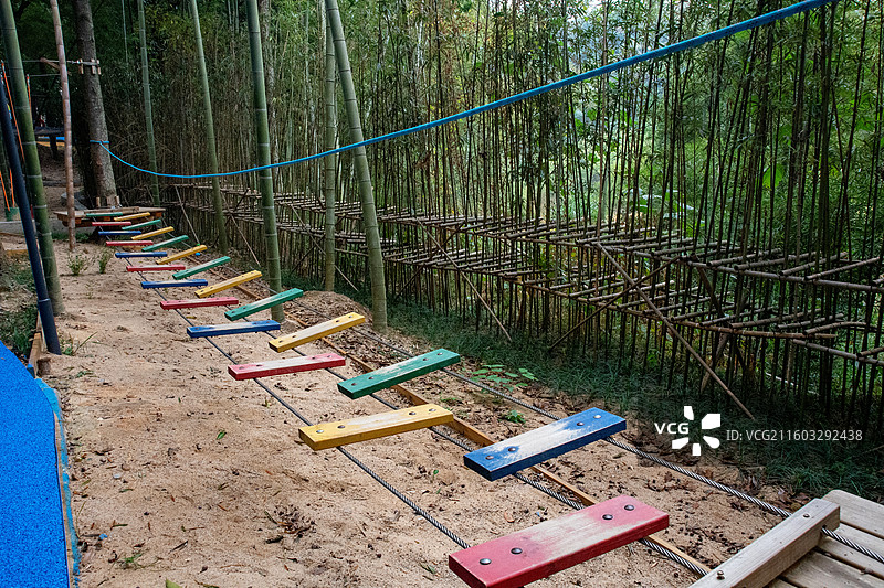 江西省抚州市金溪县游垫古村森林补丁口袋乐园内的各类休闲娱乐设施、健身器材。图片素材