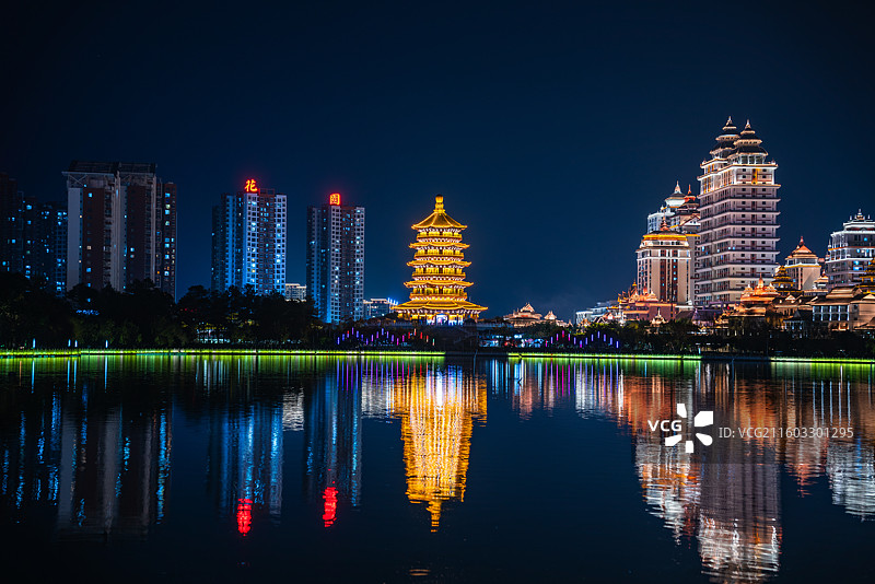 云南省临沧市临翔区玉龙湖公园城市夜景图片素材