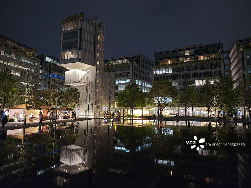 天目里夜景平静水面倒影图片素材