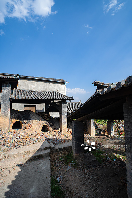 临沧博尚碗窑村清代古龙窑和陶器图片素材