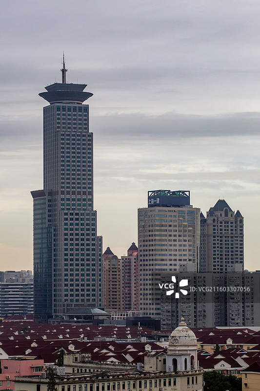上海市浦东新区阴雨天城市建筑图片图片素材