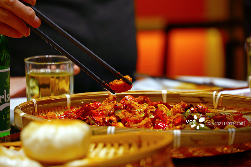 餐桌上筷子夹菜汤勺盛汤的特写图片素材