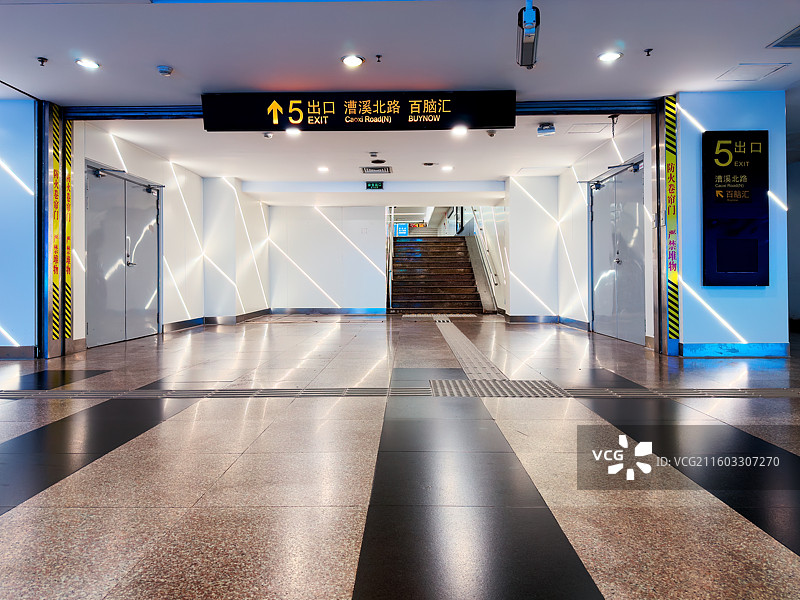 光与线的地下出口图片素材