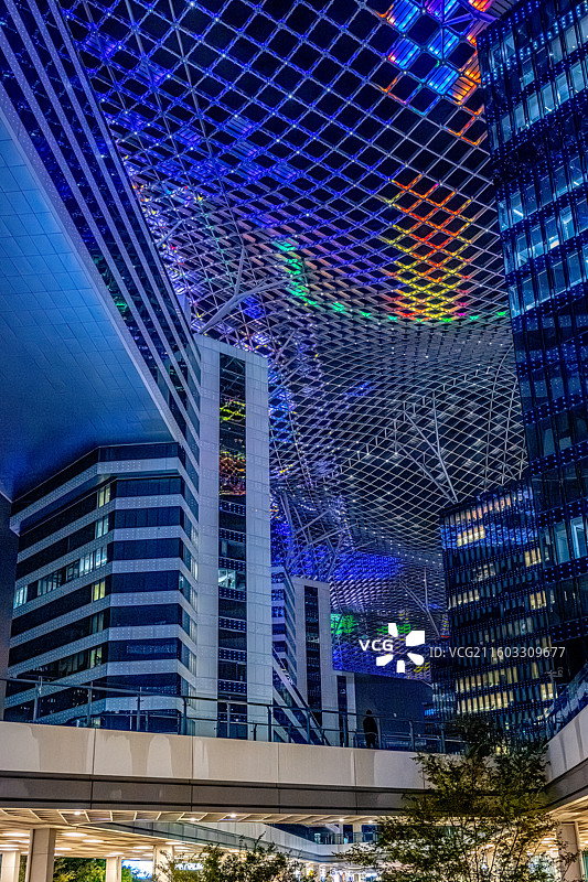 G60科创云廊 产业园夜晚灯火通明 上海松江科技城 漕河泾松江高科技园 拉斐尔云廊图片素材