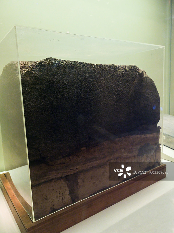 洛阳含嘉仓第160窖存谷与底层结构 1971年河南洛阳含嘉仓遗址出土 中国国家博物馆“古代中国基本陈图片素材