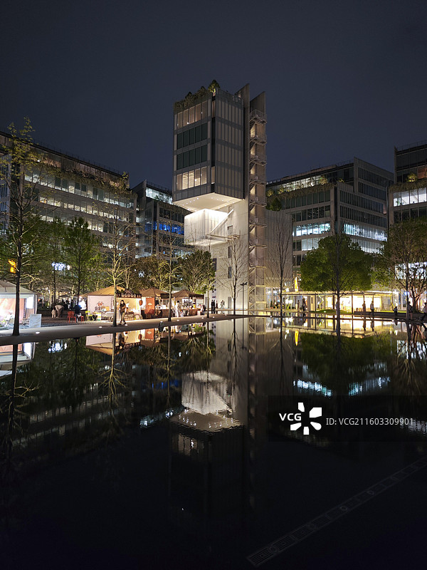 天目里夜景平静水面倒影图片素材