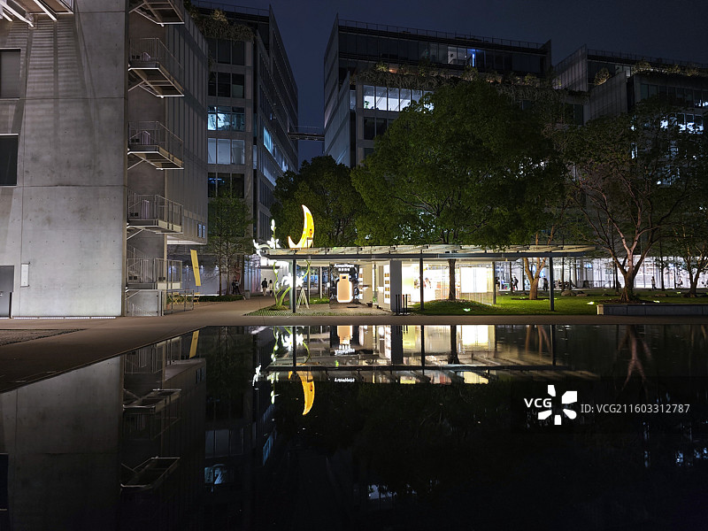 天目里夜景平静水面倒影图片素材