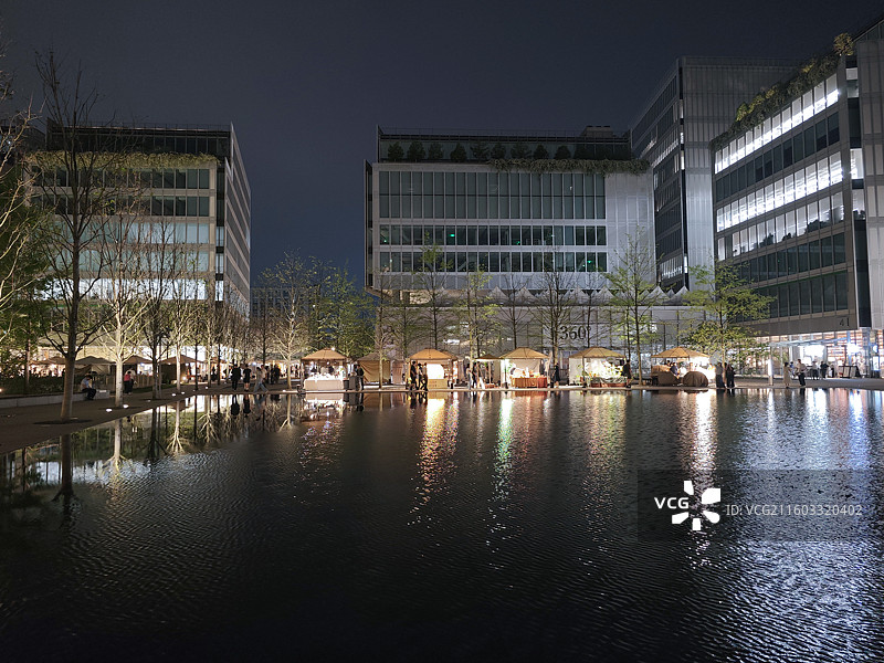 天目里夜景平静水面倒影图片素材