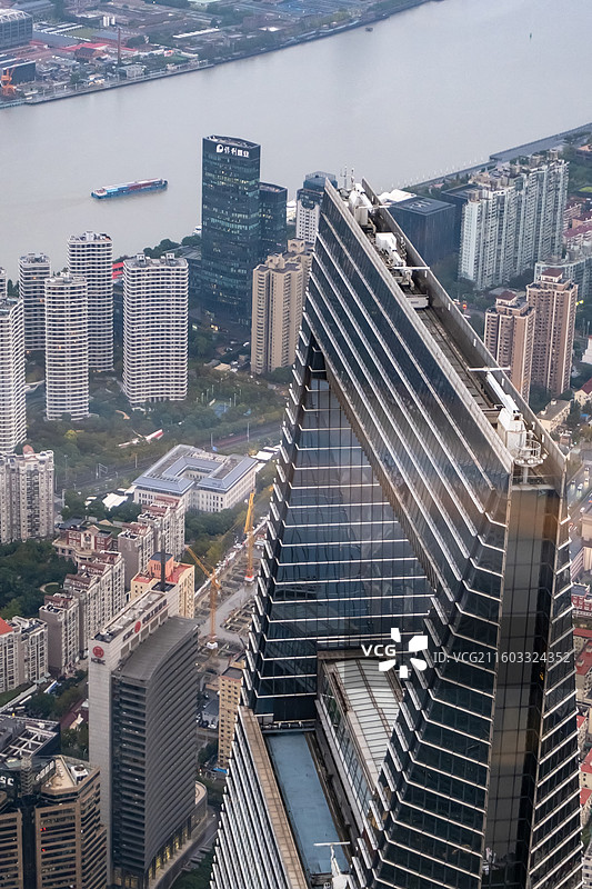 上海中心大厦阴雨天拍摄窗外周围城市风光图片素材