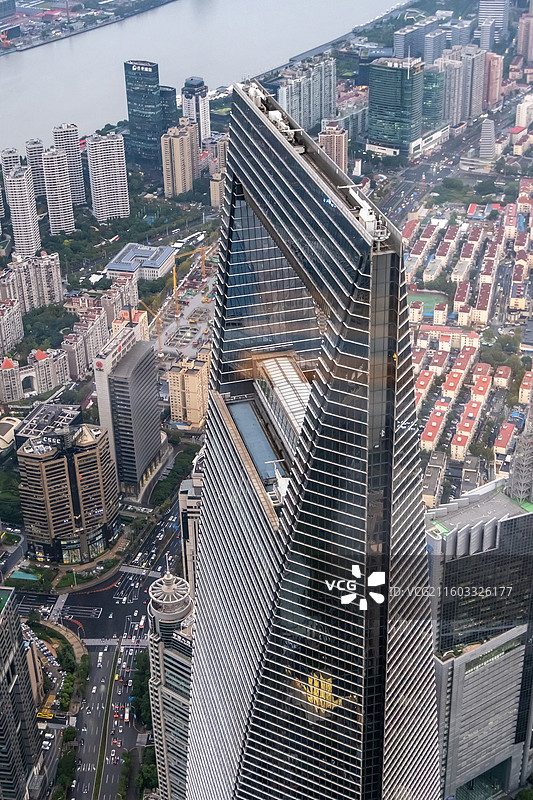 上海中心大厦阴雨天拍摄窗外周围城市风光图片素材
