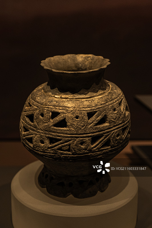 崧泽文化 双层镂孔花瓣足陶壶 1966年青浦区寺前村遗址出土 上海博物馆图片素材