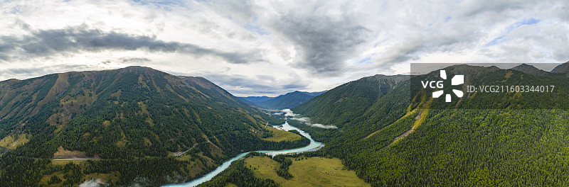 新疆阿勒泰喀纳斯夏天的高山晨雾河流风光航拍全景图片素材