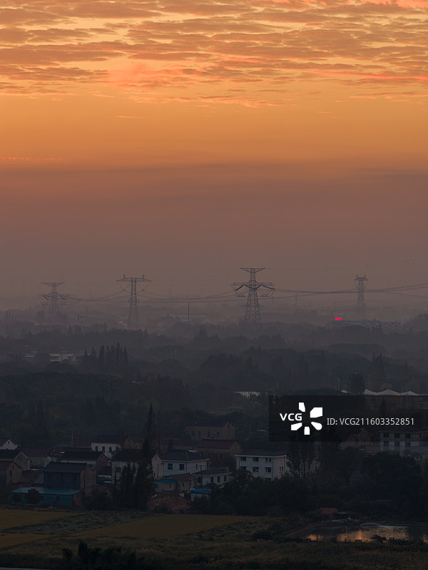 无锡市严家桥乡村日出风光和电力输送设备图片素材