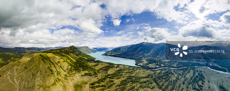 新疆阿勒泰喀纳斯湖蓝天白云高原湖泊风光航拍全景图片素材