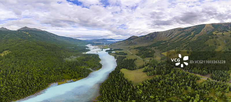 新疆阿勒泰喀纳斯夏天的高山晨雾河流风光航拍全景图片素材