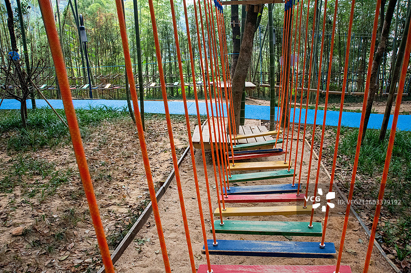 江西省抚州市金溪县游垫古村森林补丁口袋乐园内的各类休闲娱乐设施、健身器材。图片素材
