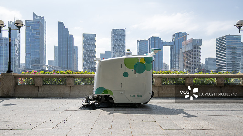 城市街道上的智能化无人驾驶扫地机器人环卫车图片素材