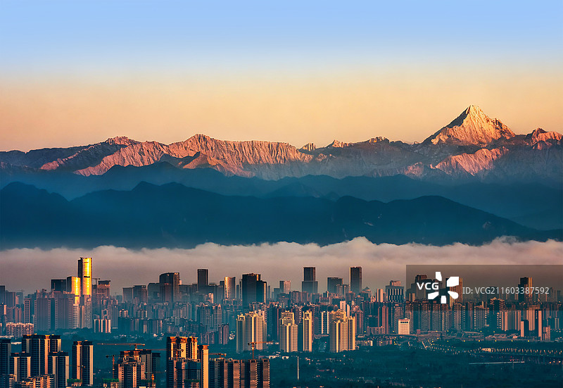 中国四川成都四姑娘山幺妹峰下的城市平流雾航拍图图片素材