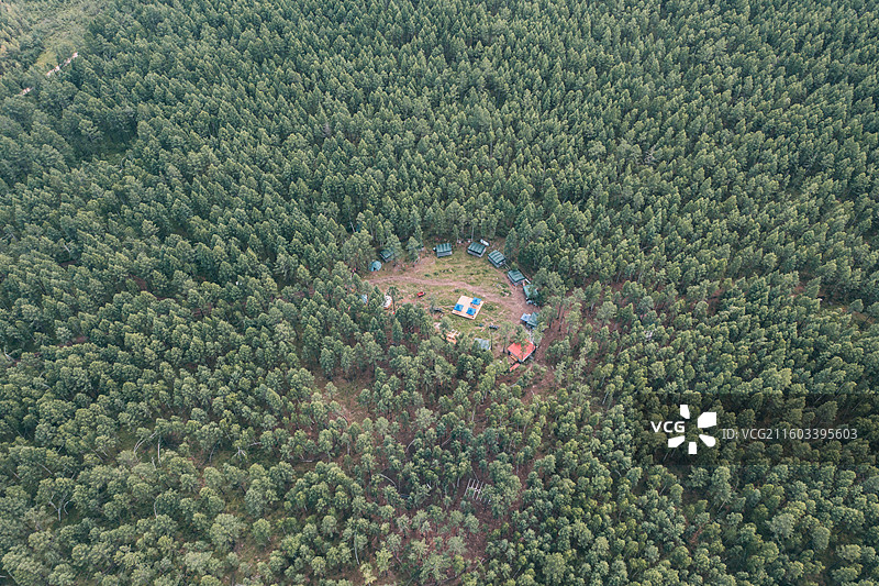 航拍大兴安岭鄂温克使鹿部落图片素材