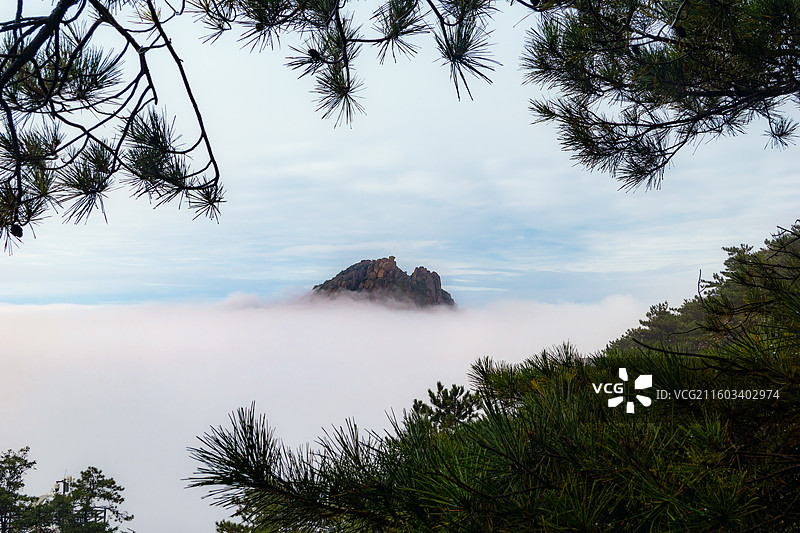云海里的上饶灵山天梯峰图片素材