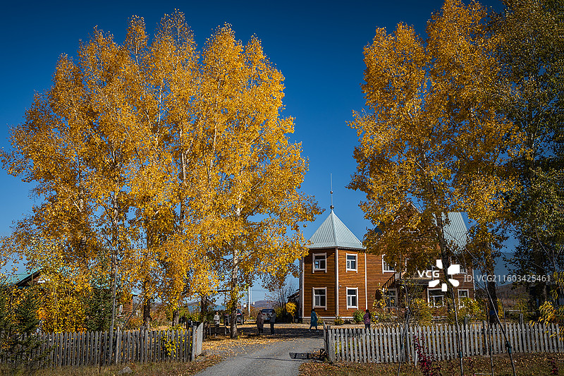 秋色中的额尔古纳河右岸-恩和图片素材