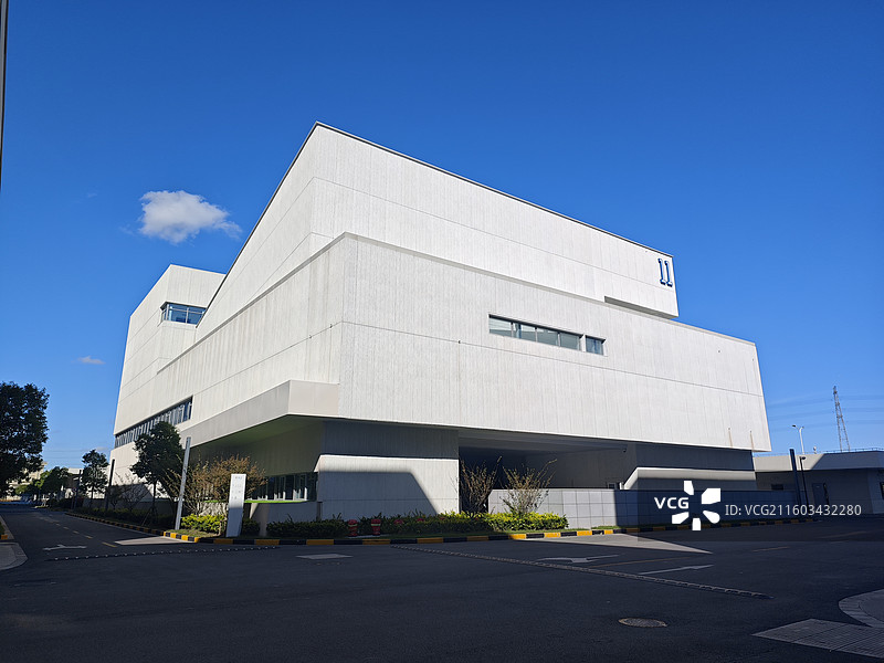 明珠园标准厂房11号楼 工业厂房硬朗线条建筑设计 上海临港产业区图片素材
