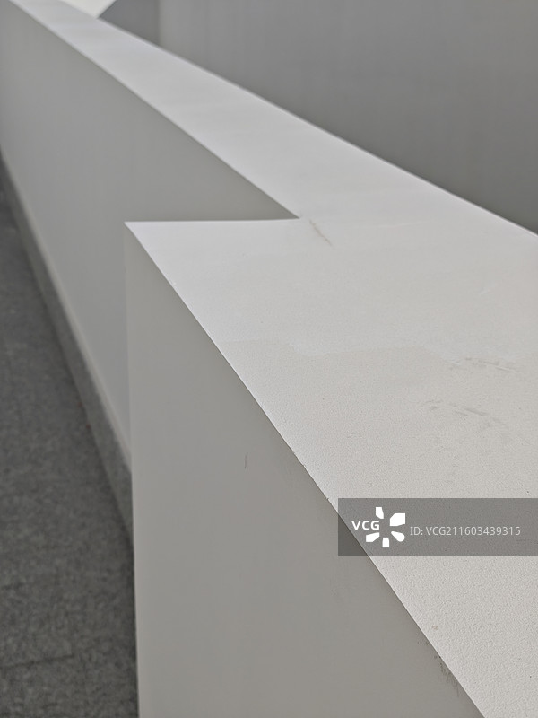 线条艺术走廊扶手 明珠园标准厂房 工业厂房硬朗线条建筑设计 上海临港产业区图片素材