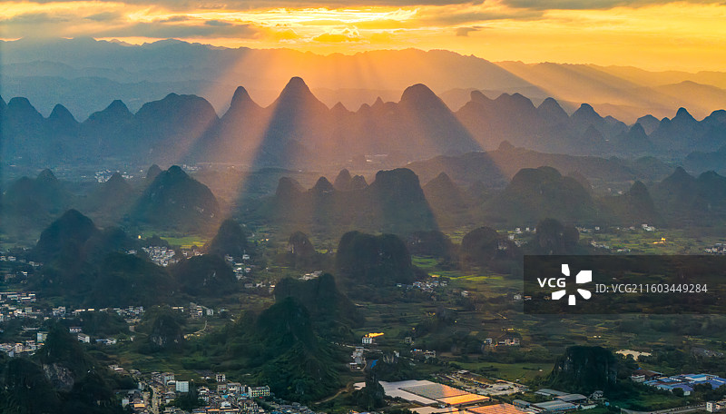 广西桂林阳朔遇龙河相公山日出日落太阳耶稣光山水自然风景唯美治愈竹筏图片素材