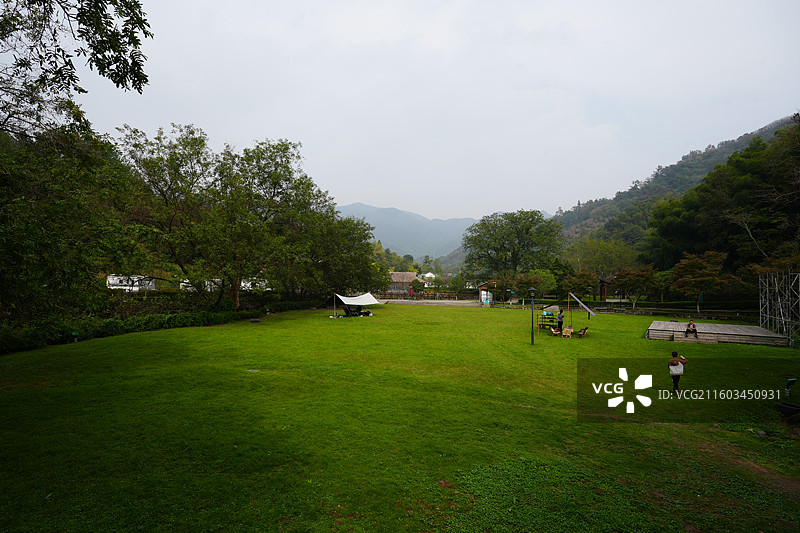 宁波 奉化 溪口镇 雪窦山 山区 徐凫岩 景区 草地 露营 帐篷图片素材