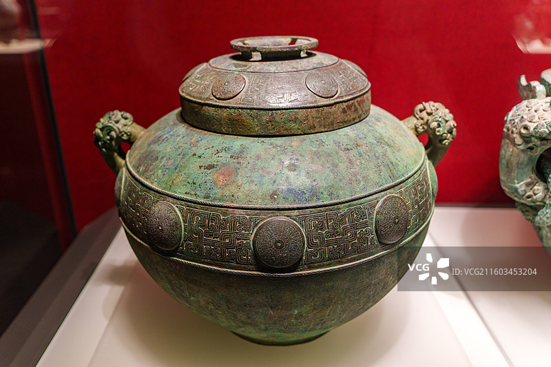 郑州市河南博物院藏的春秋时期“青铜簋”，1978年出土于河南淅川下寺楚墓图片素材