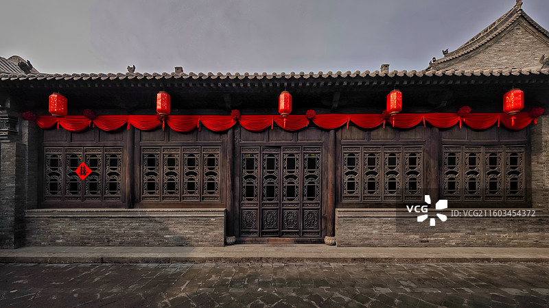 太原古县城《满江红》拍摄基地是五进式传统院落，保留电影道具与场景，可租古装沉浸式体验，是网红打卡地。图片素材