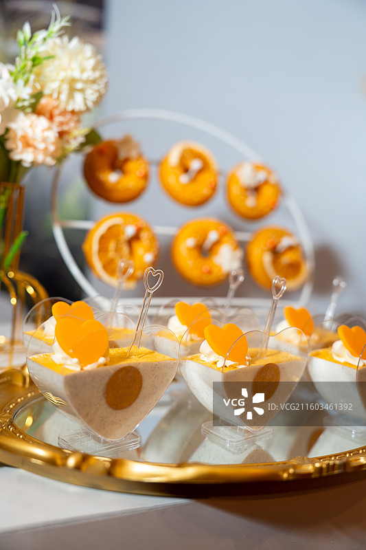 甜蜜婚礼甜品台装饰的蛋糕图片素材