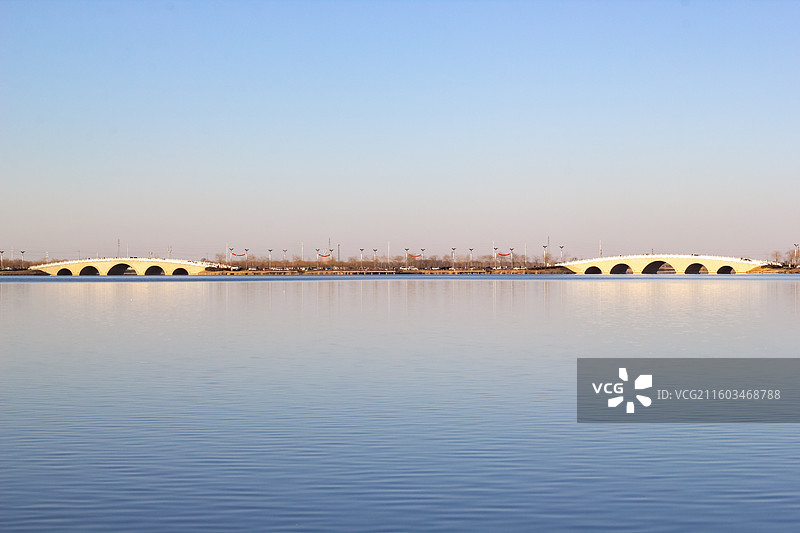 河北南宫市南宫湖公园 水面和天空之间的两座拱桥图片素材