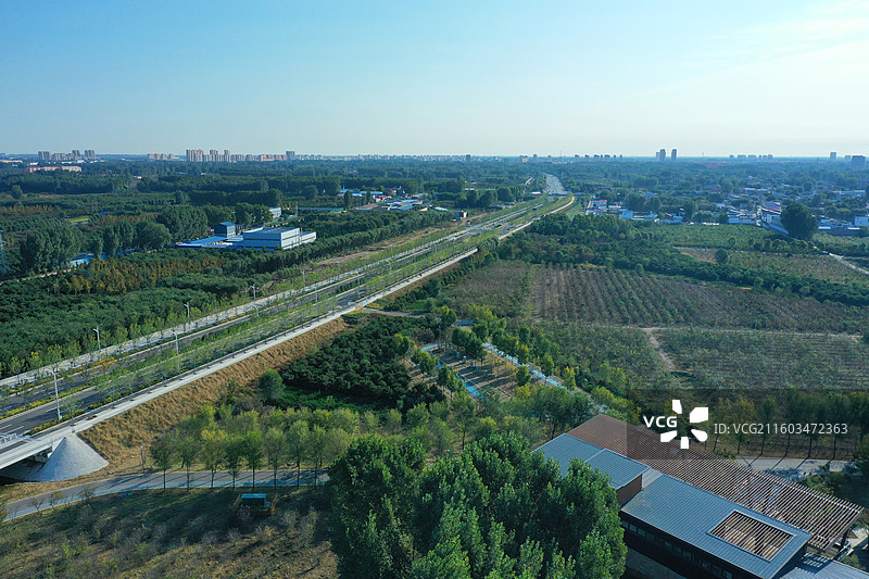 霜染层林，碧水涵天。数明珠、镶嵌华北。鸭嬉晴浪，芦雪拂弦。正秋雁南，乌篷远，画屏连。图片素材